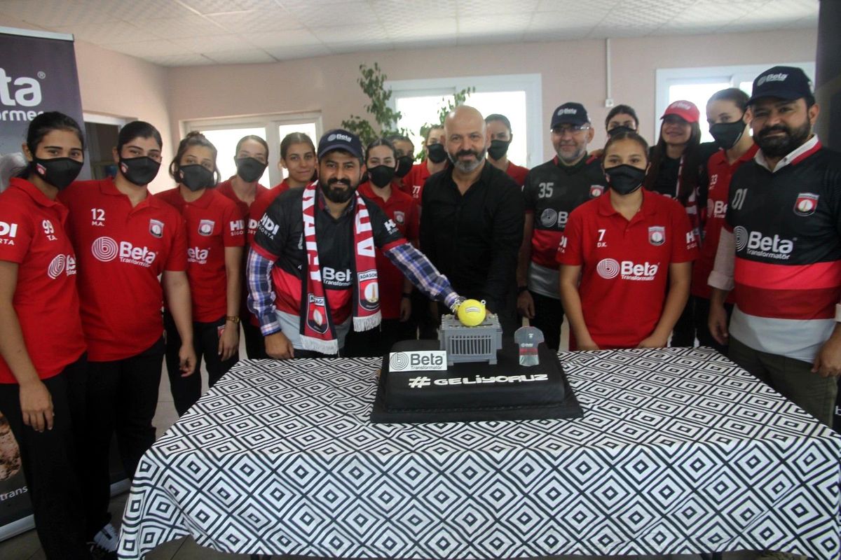 Toprak sahadan 1. Lig'e yükselen kadınlar voleybol takımının hedefi şampiyonluk