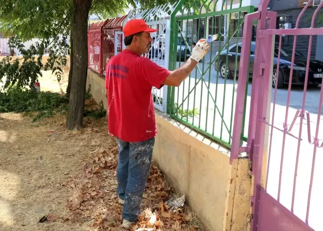Turgutlu Belediyesi ekipleri kentin birçok noktasında çalışmalarına devam ediyor