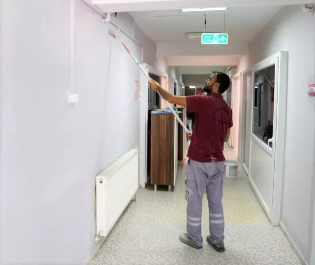 Turgutlu Belediyesi ekipleri kentin birçok noktasında çalışmalarına devam ediyor