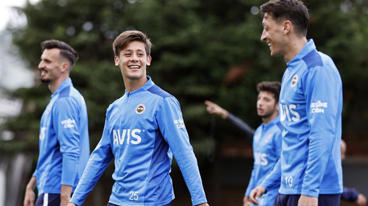 Pas sanatçıları! Usta Mesut Özil ve çırak Arda Güler'den idmanda resital