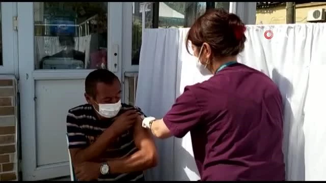 Vatandaşlar önce aşı oldu sonra alışveriş yaptı