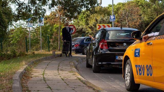 Yaklaşık 50 yıldır kravatını çıkarmayan, yol kenarındaki sıra dışı su satıcısı