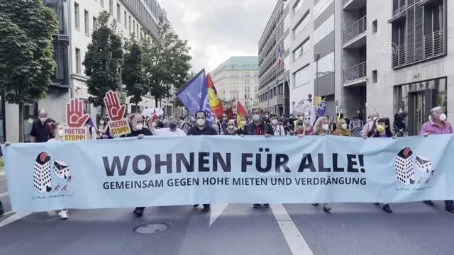 Almanya'da artan konut fiyatları Berlin'de binlerce kişi tarafından protesto edildi