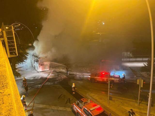 Aydınlatma direğine çarpan otobüs alev aldı: 1 ölü, 20 yaralı