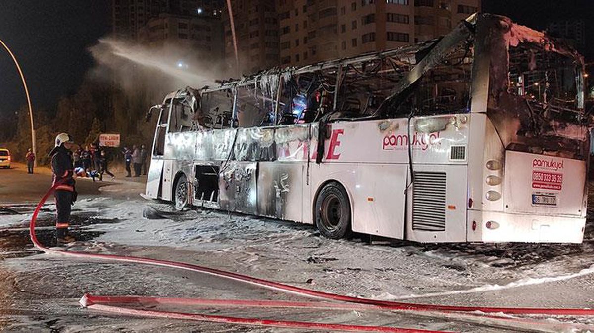 Aydınlatma direğine çarpan otobüs alev aldı: 1 ölü, 20 yaralı