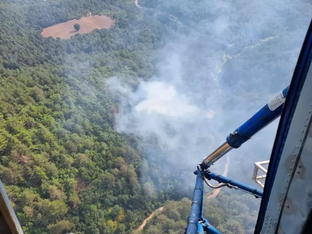 BALIKESİR - Orman yangınına havadan ve karadan müdahale ediliyor