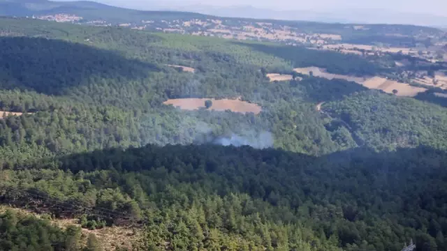 BALIKESİR - Orman yangınına havadan ve karadan müdahale ediliyor