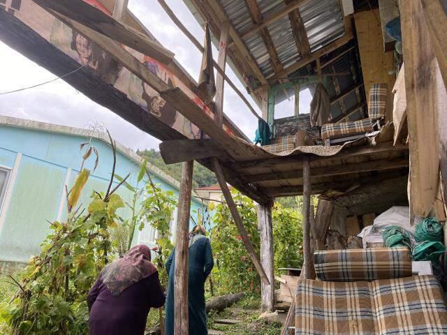 Bartın'da cenaze evinde balkon çöktü: 13 yaralı Bartın'da cenaze evinde balkon çöktü: 13 yaralı