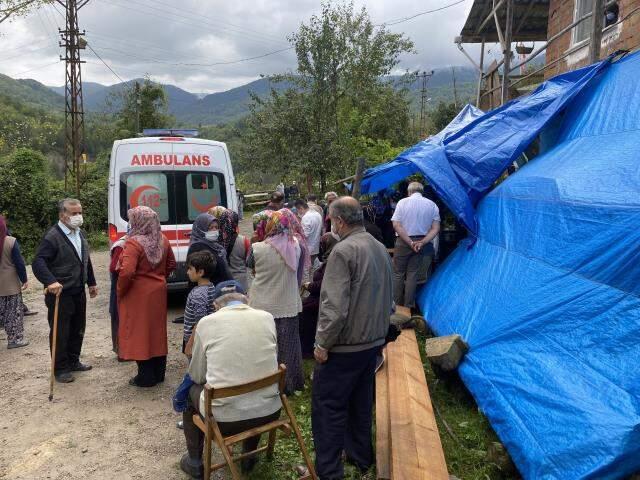 Bartın'da cenaze evinde balkon çöktü: 13 yaralı Bartın'da cenaze evinde balkon çöktü: 13 yaralı