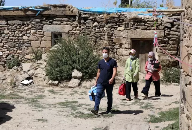 Bitlis'in risk haritasında mavi kategoriye geçmesi için sağlıkçılardan aşı seferberliği