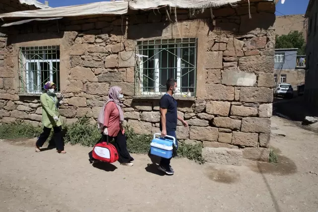 Bitlis'in risk haritasında mavi kategoriye geçmesi için sağlıkçılardan aşı seferberliği