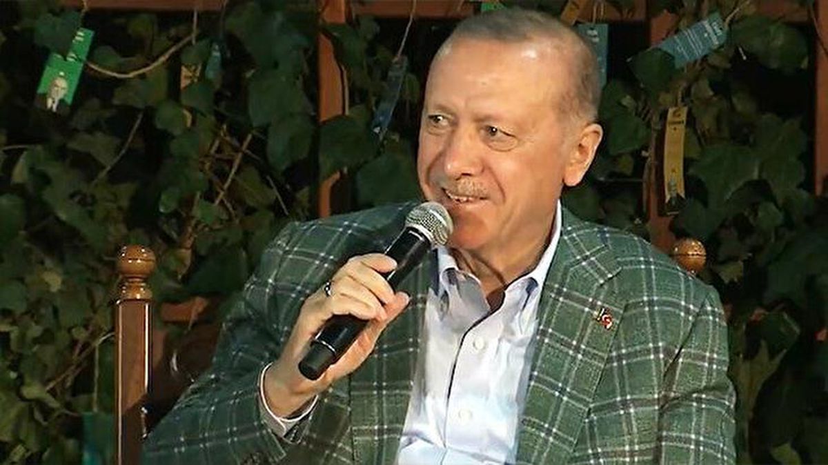 'Eşinize şiir yazıyor musunuz?' sorusuna Cumhurbaşkanı Erdoğan'dan duygusal yanıt: Şiir gibi bir yaşamımız var