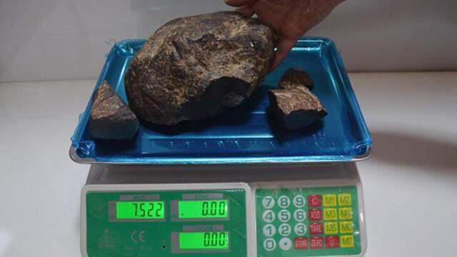 Gezmeye çıkan iki gencin ayağına demir meteroidi takıldı! İncelemeden çıkan sonuçla havaya uçtular