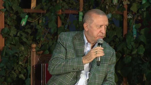 Son dakika haberi! KAHRAMANMARAŞ - Cumhurbaşkanı Erdoğan, Daha Adil Bir Dünya Mümkün adlı kitabını gençler için imzaladı