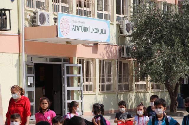 Kayıp oyuncak yüzünden sınıf öğretmenini herkesin önünde darbetti