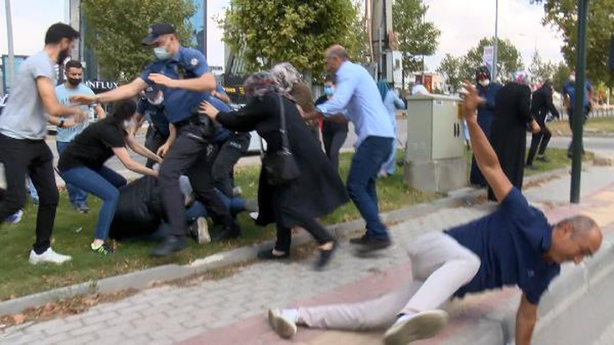 Keşif sırasında kadın sürücüye saldırdılar, polis biber gazıyla müdahale etti