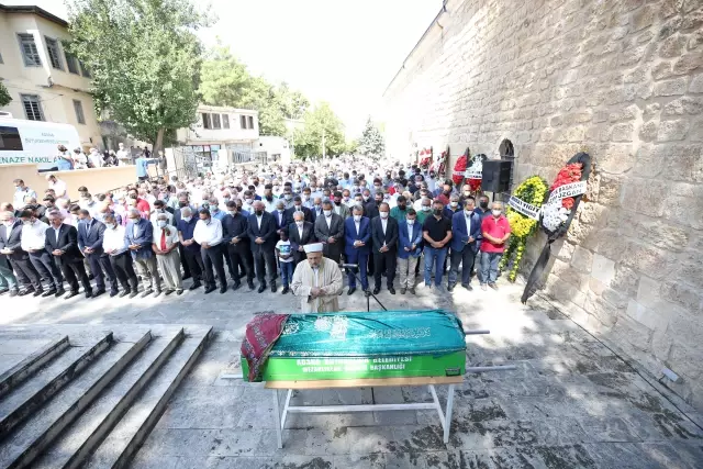 Milli Eğitim Bakanı Özer, Bakan Yardımcısı Bilgili'nin annesinin cenaze törenine katıldı