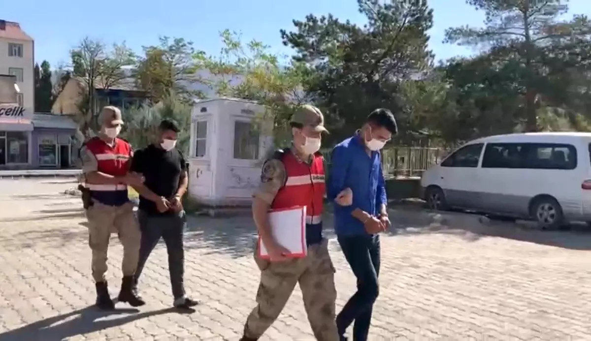 Muradiye'de göçmen kaçakçılığı yapan 2 kişi tutuklandı
