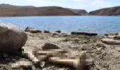 Suların çekildiği baraj gölünde mezarlar ve kemikler gün yüzüne çıktı