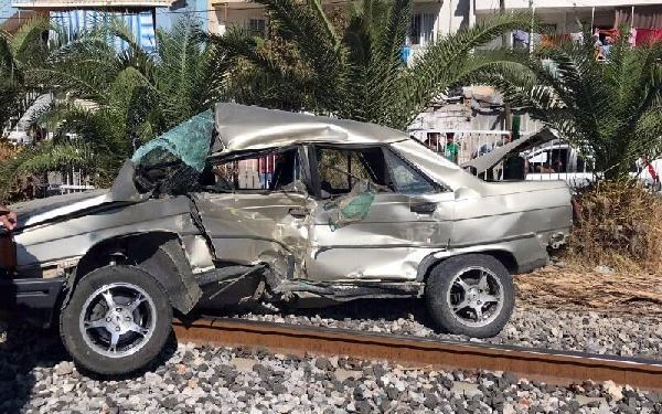 Trenin çarptığı otomobilin sürücüsü hastanelik oldu - KAZANIN GÖRÜNTÜLERİ ORTAYA ÇIKTI