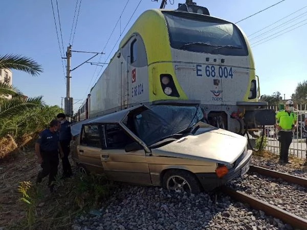 Trenin çarptığı otomobilin sürücüsü hastanelik oldu - KAZANIN GÖRÜNTÜLERİ ORTAYA ÇIKTI