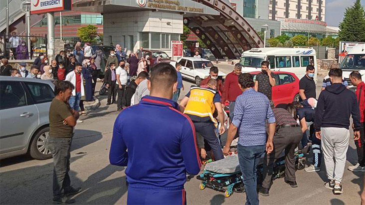 Yaya geçidinde araba çarptı, biraz önce sağlıklı çıktığı hastaneye yaralı olarak geri götürüldü