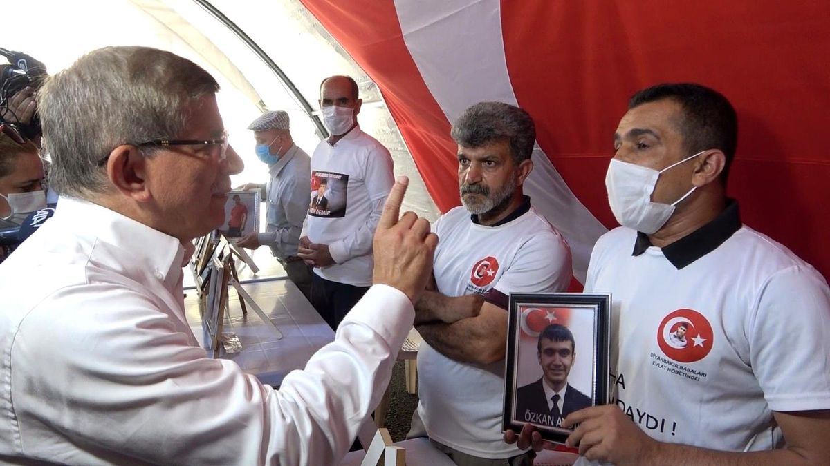 'HDP'ye destek vermeyin' sözlerine çok kızan Davutoğlu, evlat nöbeti tutan ailelerle tartıştı