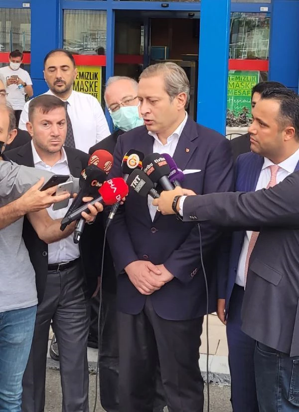 Galatasaray Kulübü Başkanı Burak Elmas, gazetecilere açıklamalarda