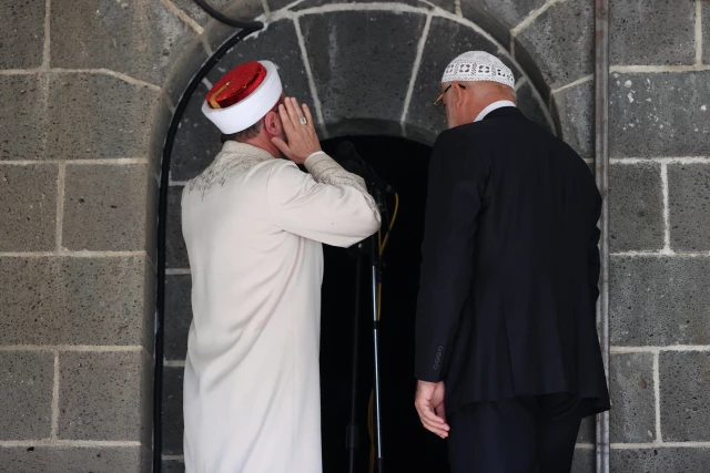 DİYARBAKIR - Diyanet İşleri Başkanı Ali Erbaş ve Hafiz Osman Şahin, Sur Ulu Cami'de çifte ezan okudu