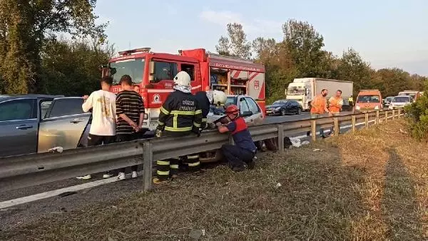 DÜZCE'DE OTOMOBİL ÖNÜNDEKİ OTOMOBİLE ÇARPTI: 5 YARALI