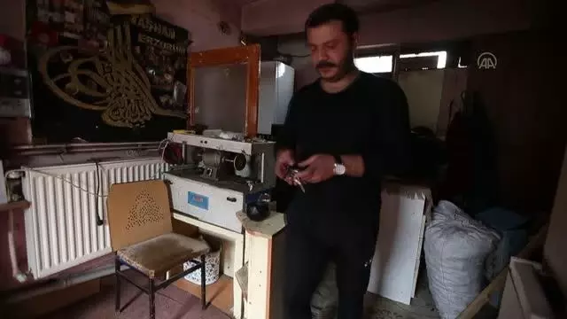 Erzurumlu nakkaşın Oltu taşından işlediği tespihler yurt dışından da ilgi görüyor