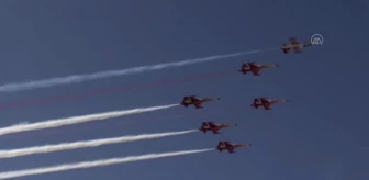 ESKİŞEHİR - Yerli ve yabancı akrobasi pilotları Eskişehir'de gösteri uçuşu yaptı