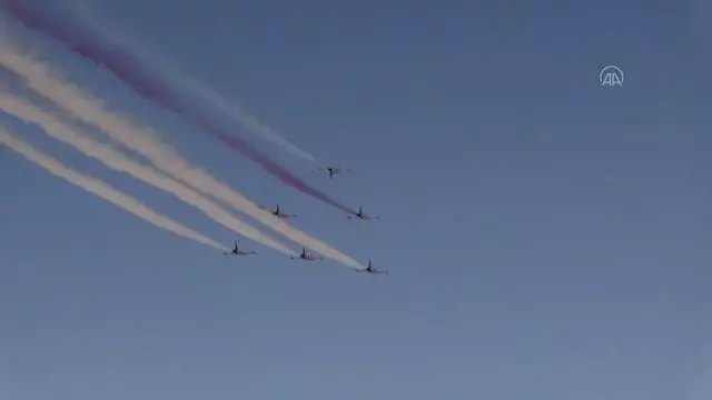 ESKİŞEHİR - Yerli ve yabancı akrobasi pilotları Eskişehir'de gösteri uçuşu yaptı