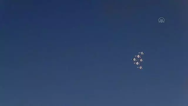 ESKİŞEHİR - Yerli ve yabancı akrobasi pilotları Eskişehir'de gösteri uçuşu yaptı