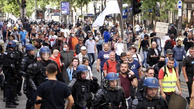 Fransa'da aşı karşıları sokaklara döküldü! Siviller, protestoculara reaksiyon gösterince ortalık savaş alanına döndü