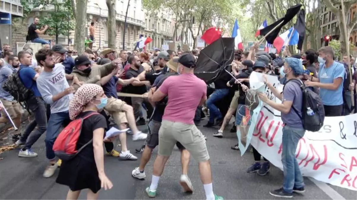 Fransa'da aşı karşıları sokaklara döküldü! Siviller, protestoculara reaksiyon gösterince ortalık savaş alanına döndü