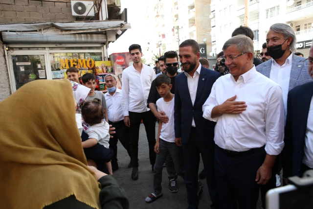 Gelecek Partisi Genel Başkanı Ahmet Davutoğlu, Diyarbakır'da temaslarda bulundu