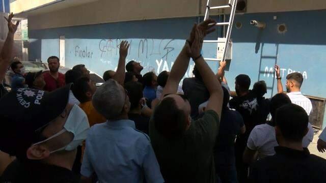 İçinde öğrencilerin de bulunduğu 6 katlı binada yangın çıktı! 15 kişi hastaneye kaldırıldı