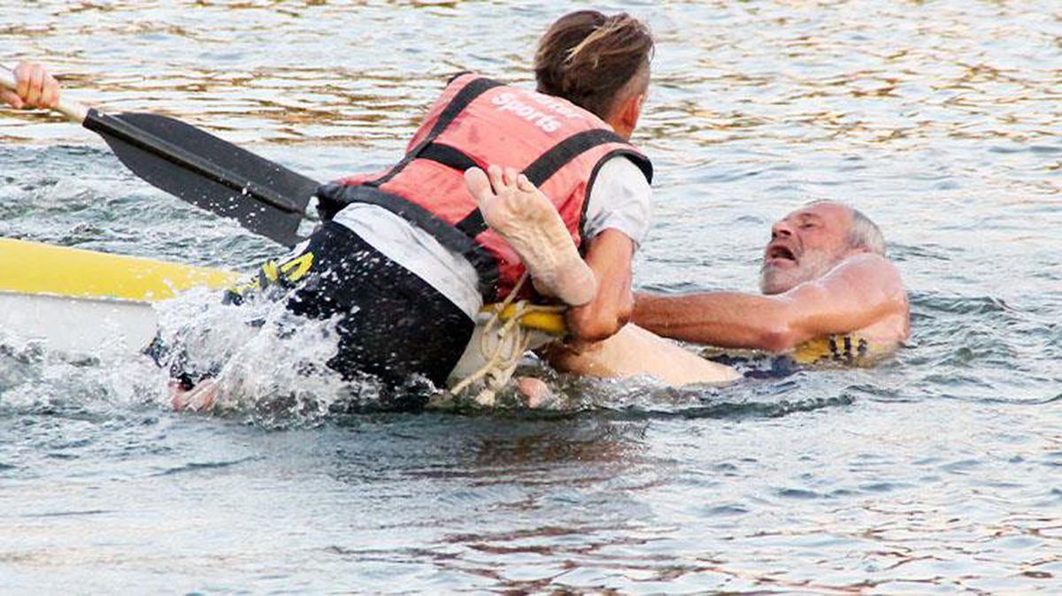 İnatçı turist, yüzmenin yasak olduğu gölden güçlükle çıkartıldı