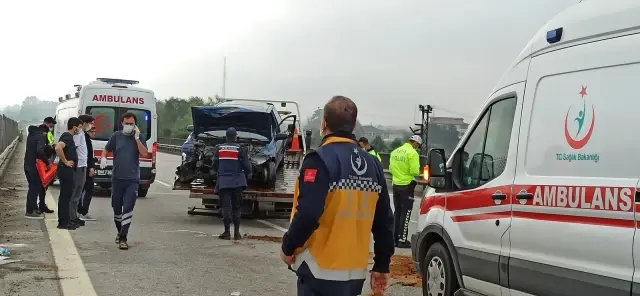 Kontrolden çıkan otomobil bariyerlere çarptı: 2 yaralı
