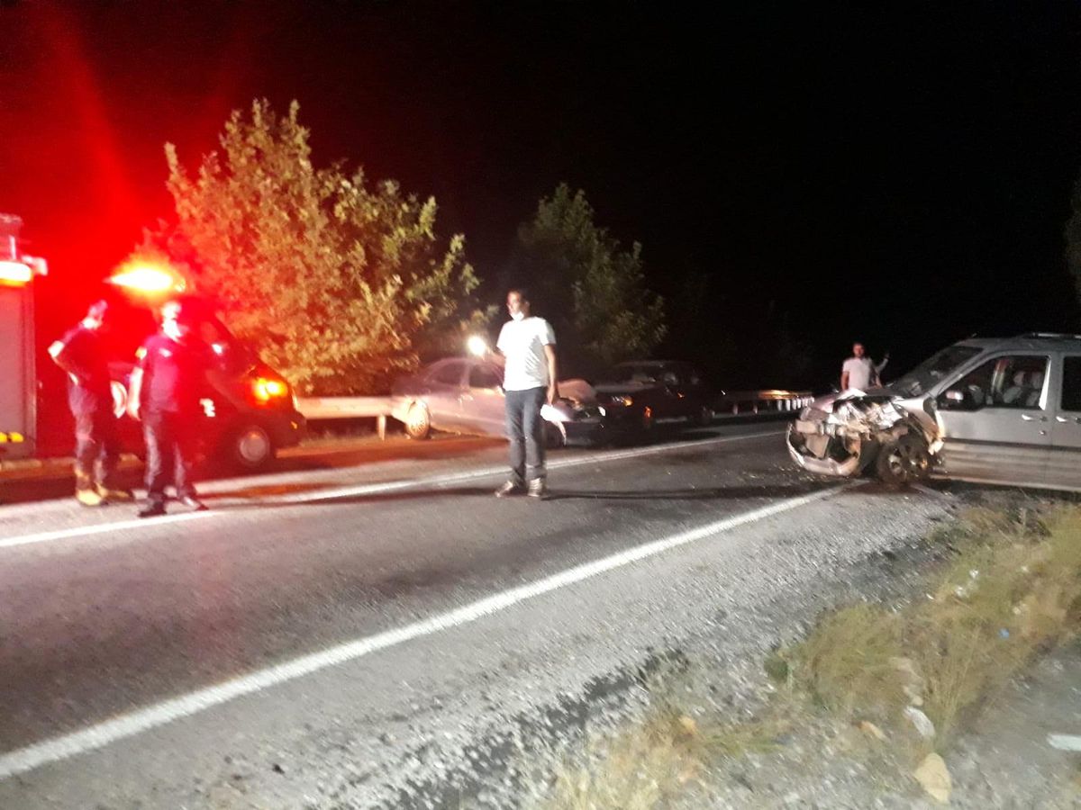 Malatya'da 3 aracın karıştığı kazada 2 kişi yaralandı