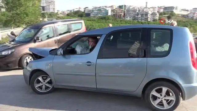 Otomobille çarpışan hafif ticari araç bariyerin üzerinde asılı kaldı: 2 yaralı