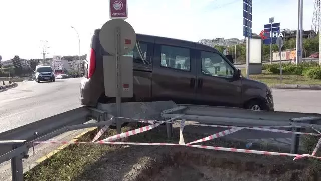 Otomobille çarpışan hafif ticari araç bariyerin üzerinde asılı kaldı: 2 yaralı