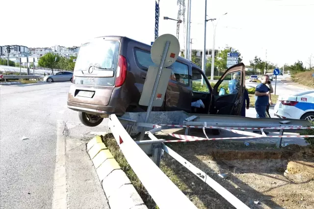 Otomobille çarpışan hafif ticari araç bariyerin üzerinde asılı kaldı: 2 yaralı