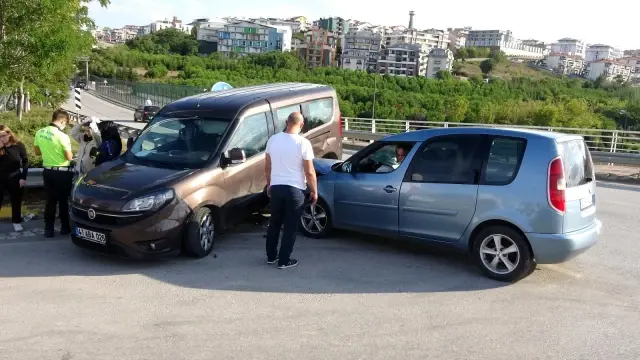 Otomobille çarpışan hafif ticari araç bariyerin üzerinde asılı kaldı: 2 yaralı