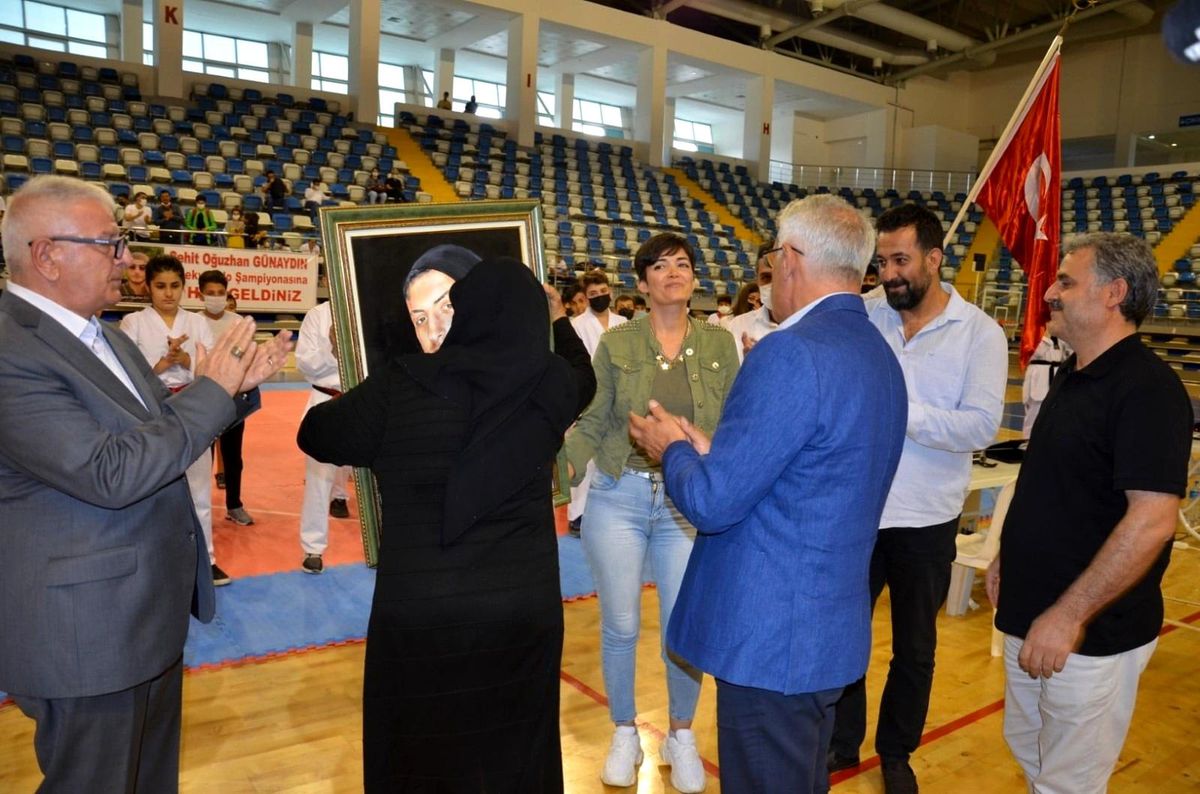 Şampiyonada şehit annesini duygulandıran resim