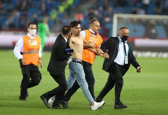 Trabzonspor taraftarından, Abdülkadir Ömür'ü hüngür hüngür ağlatan tepki! Alana dalıp "Düzgün oyna" diye bağırdı