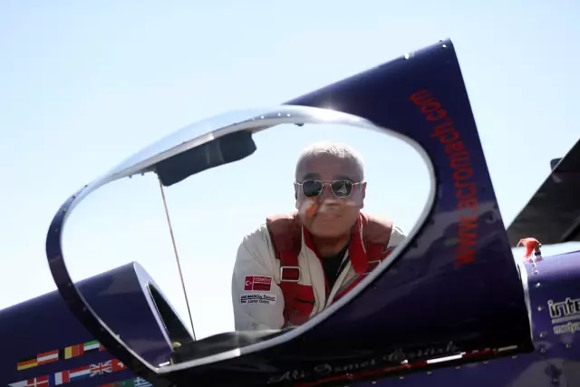 ESKİŞEHİR - Yerli ve yabancı akrobasi pilotları Eskişehir'de gösteri uçuşu yaptı