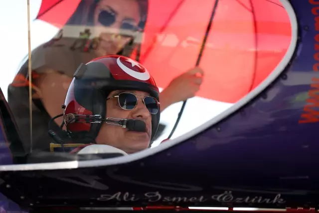 ESKİŞEHİR - Yerli ve yabancı akrobasi pilotları Eskişehir'de gösteri uçuşu yaptı