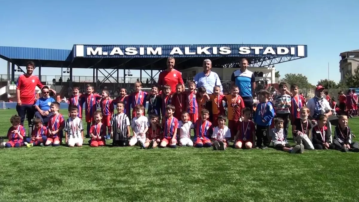800 minik kozlarını yeşil sahada paylaştı